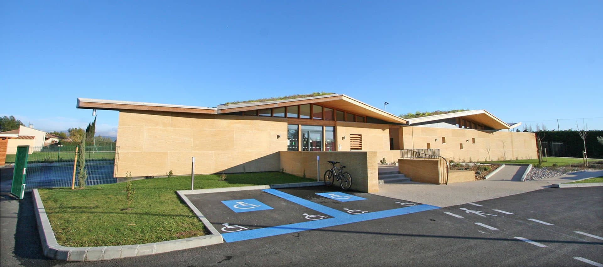 crèche multi accueil hqe bepos 36 places à camaret sur aigues 2