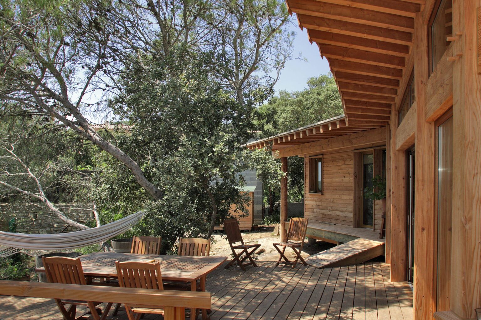 maison sur pilotis sur un rocher à sommières 2