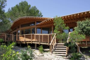 maison sur pilotis sur un rocher à sommières