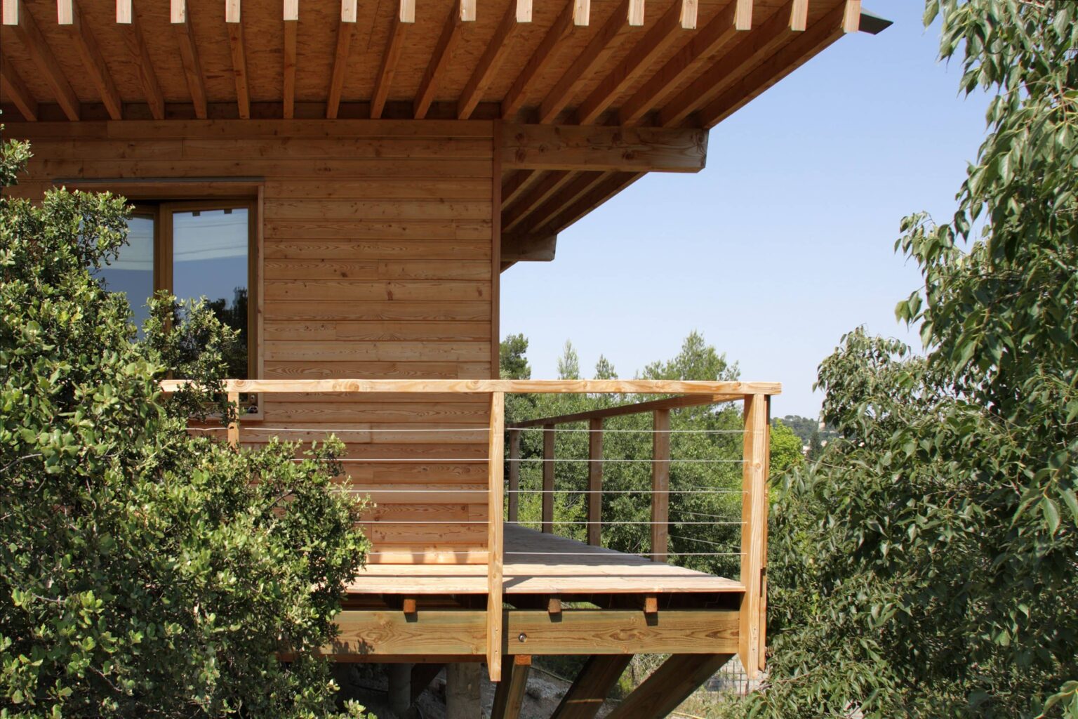 maison sur pilotis sur un rocher à sommières 4
