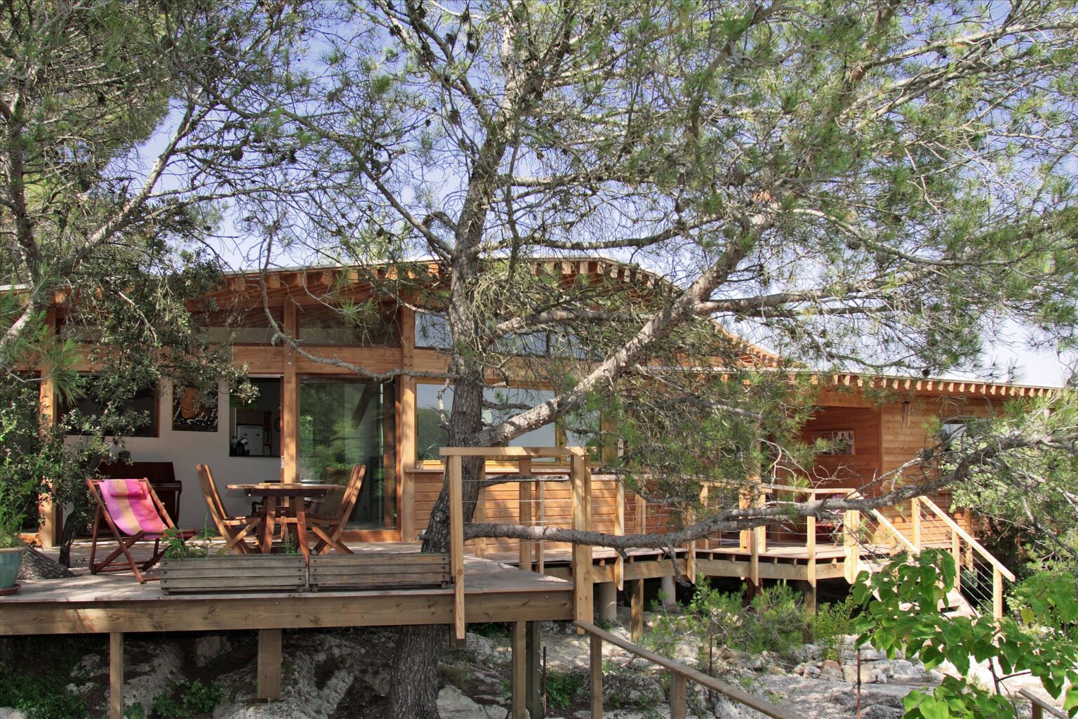 maison sur pilotis sur un rocher à sommières 7