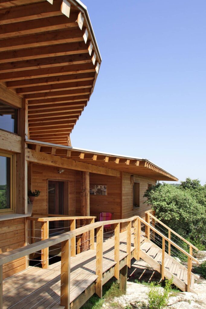 maison sur pilotis sur un rocher à sommières 8